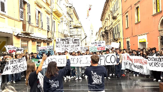 Teramo - Chiusura del liceo Delfico, gli studenti tornano in corteo